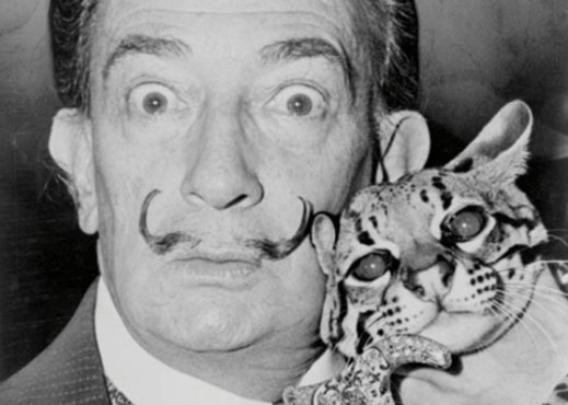 L'artista Salvator Dalì ritratto con il suo gatto