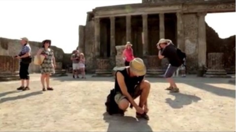 Il regista Pappi Corsicato ha "trasformato" i turisti in calchi viventi