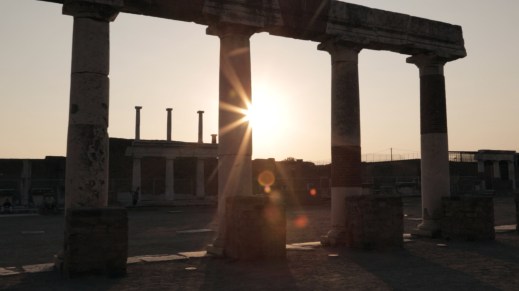 Un suggestivo fermo immagine del corto "Pompei, eternal emotion" di Pappi Corsicato