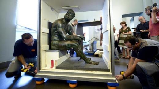 Le delicate fasi di sballaggio del Pugilatore al suo ritorno a Palazzo Massimo a Roma