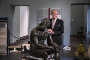 L'incontro del pugile olimpionico Nino Benvenuti con la statua del Pugilatore