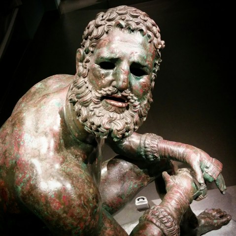 Sul volto del Pugilatire sono resi con grande maestria la barba e la pettinatura