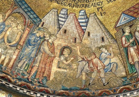 Le piramidi egiziane intese come i capannoni di Giuseppe in un mosaico del XII secolo in una delle cupole della Basilica di San Marco a Venezia