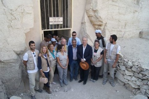 Il gruppo di archeologi della missione spagnola dell'istituto per gli studi dell'Antico Egitto di Madrid impegnati nel progetto alla tomba del visir Amenhotep Huy a Luxor