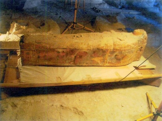 Il sarcofago in buone condizioni di conservazione trovato nella tomba del visir Amenhotep Huy