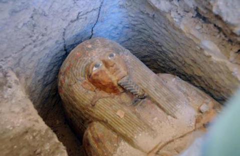 Il sarcofago del sacerdote di Amon scoperto nella tomba del visir Amenhotep Huy nella necropoli di el Asasif a Luxor
