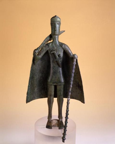 Capotribù raffigurato in un bronzetto nuragico in mostra a Cagliari