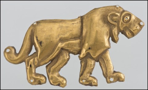 Placca in oro che raffigura un leone: uno degli eccezionali reperti dall'Ermitage di San Pietroburgo