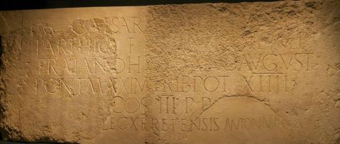 La monumentale iscrizione votiva eretta dalla Decima Legione Romana a Gerusalemme in occasione del viaggio fatto dall’imperatore nel 130 d.C