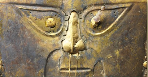Maschera funebre in rame ricoperta da lamina d'oro (Perù, 1300 d.C.) simbolo della mostra "Il mondo che non c'era"