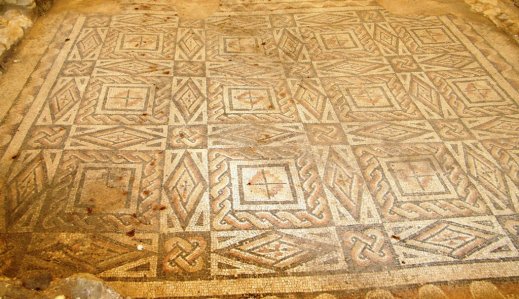 Mosaico con nodi di salomone dalla villa romana di Desenzano del Garda (foto Luca Giarelli)