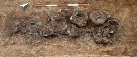 Lo scavo della Tomba 238 appartenuta a una donna adulta, con un ricchissimo corredo