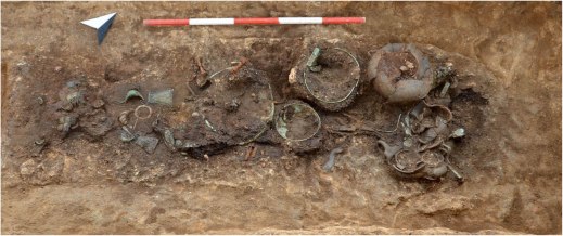 Lo scavo della Tomba 238 appartenuta a una donna adulta, con un ricchissimo corredo