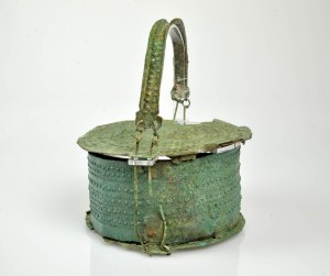 Una cista in bronzo del corredo funerario della Tomba 238