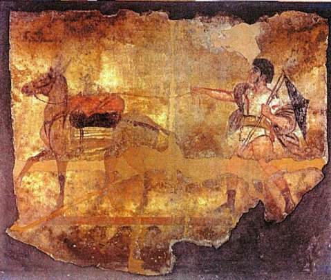 La grande lastra con il giovane guerriero in trionfo mentre, armato, conduce un mulo che sulla groppa trasporta un probabile bottino di guerra e un cagnolino