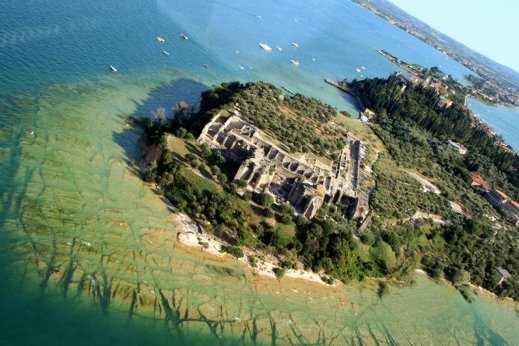 Una visione aerea della villa romana di Sirmione, nota come Grotte di Catullo, sulla punta della penisola