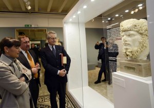 Debora Serracchiani, governatore della Regione Friuli Venezia Giulia, Cristiano Tiussi e Antonio Zanardi Landi (presidente Fondazione Aquileia) all'inaugurazione della mostra "Il Bardo ad Aquileia"