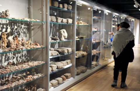 Le vetrine allestite nei magazzini con migliaia di oggetti dell'Antico Egitto