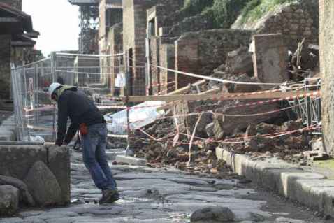 Il governo Berlusconi avviò un progetto straordinario di messa in sicurezza e di manutenzione degli scavi sfociato nel Grande progetto Pompei