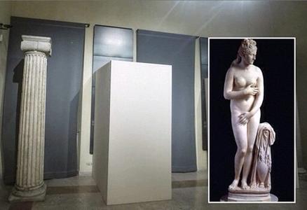 La Venere Capitolina (nel riquadro) inscatolata ai Musei Capitolini di Roma per la visita del presidente Rohani