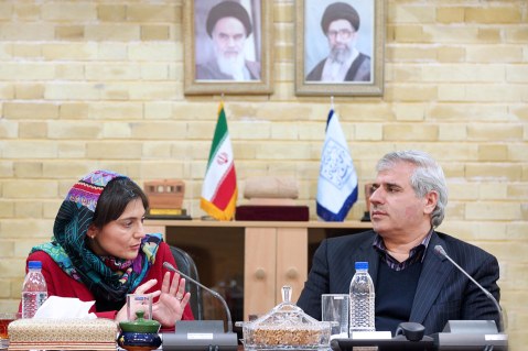 Debora Serracchiani, presidente Regione Friuli Venezia Giulia, e Mohammad Hassan Talebian, vicepresidente Organizzazione iraniana Patrimonio culturale e Turismo / ICHHTO) al Tavolo dell'accordo per portare ad Aquileia reperti archeologici del museo nazionale dell'Iran