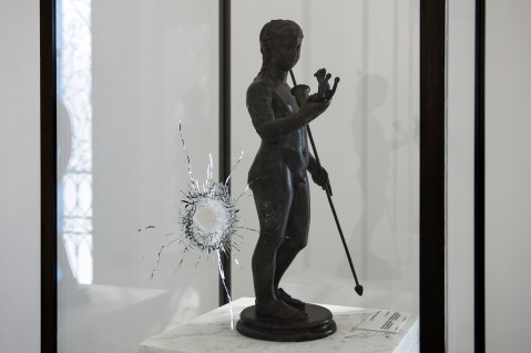 Un foro di proiettile su una vetrina del museo del Bardo di Tunisi