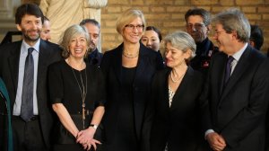 I firmatari del protocollo: da sinistra, Franceschini, Giannini, Pinotti, Bokova e Gentiloni