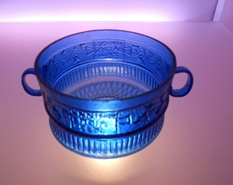 Una coppa in vetro blu firmata da Ennion e conservata al museo Archeologico di Adria