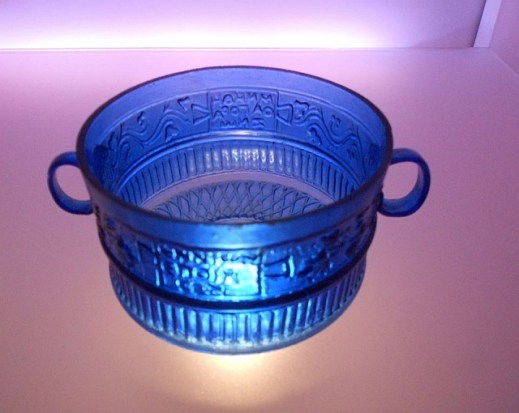 Una coppa in vetro blu firmata da Ennion e conservata al museo Archeologico di Adria