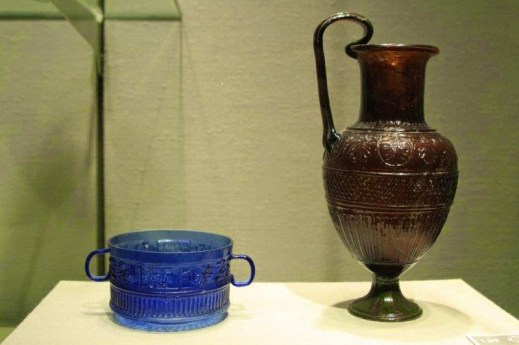 Una coppa e un'anforetta in vetro soffiato colorato del maestro vetraio siro-palestinese Ennion del I sec. d.C.