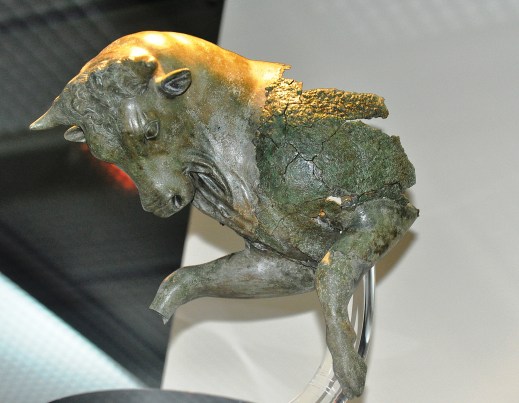 la statuetta in bronzo del Toro Cozzante scoperta nel 2004 negli scavi al Parco archeologico di Sibari 