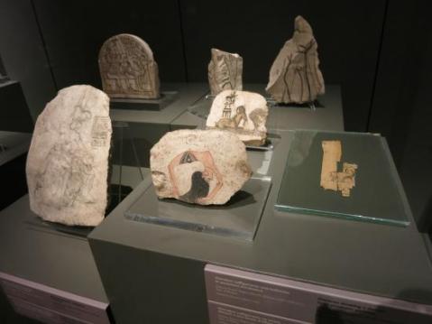 Una vetrina con alcuni preziosi ostraka provenienti da Deir el Medina