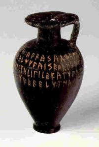 Un'anfora con un'iscrizione in etrusco