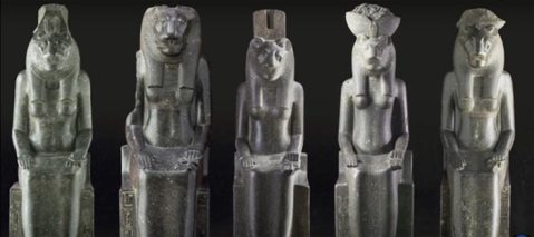 La parata di statue egizie monumentali che popoleranno la Grande Palestra di Pompei