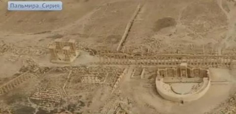 Una veduta aerea del sito archeologico di Palmira: si vedono bene ancora integri il teatro romano e il lungo colonnato