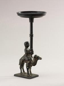 Lume in bronzo con figura in sella ad un cammello dal museo di Hubei