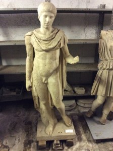La statua dell'Efebo, che decorava la piscina, copia romana di originale greco