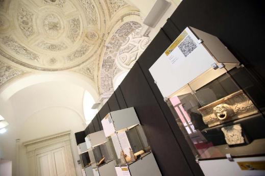 L'allestimento della mostra "A picco sul mare" a Palazzo Criscuolo a Torre Annunziata