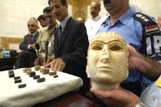 La Dama di Warka fu trafugata nell'aprile 2003 dal museo di Baghdad, e restituita qualche mese dopo alle autorità
