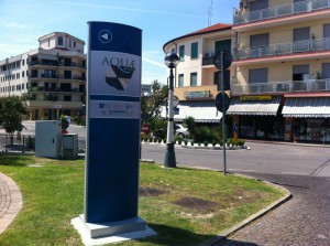 Il totem all'ingresso del punto informativo di Aquae Patavinae