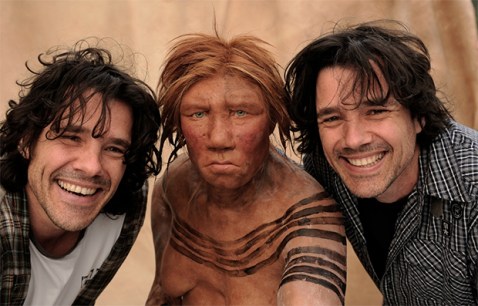 Adrie e Alfons Kennis, i due fratelli olandesi, paleo-artisti (qui con una loro "creatura") che hanno realizzato l'uomo di Altamura