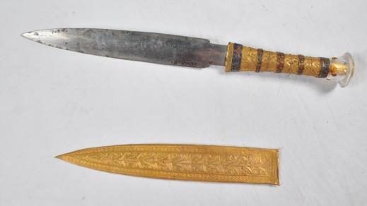 Il pugnale di ferro di Tutankhamon con manico in oro lavorato, piccole pietre multicolori incastonate, dai lapislazzuli alle corniole