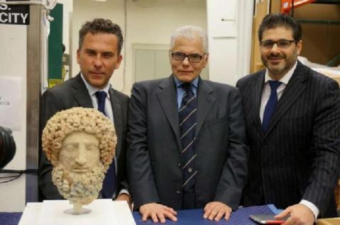 Il momento della restituzione a Los Angeles della Testa di Ade da parte dei responsabili del Getty Museum alle autorità italiane