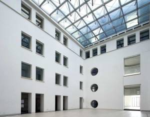 La grande copertura in vetro del cortile interno, progettata dallo studio ABDR