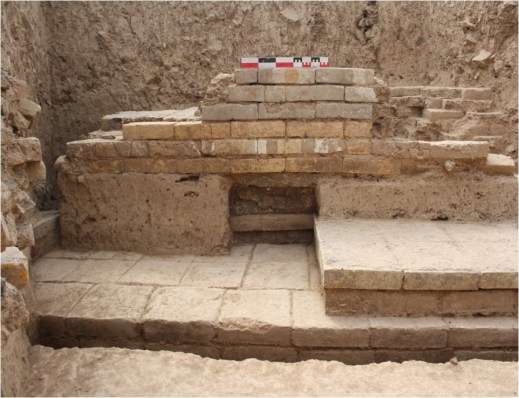 Tratto della faccia interna del muro SW (con decorazione a mattoni invetriati in situ), di una delle banchine e del pavimento dell’ambiente interno (trincea 11)