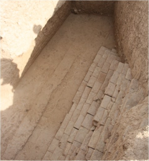 Trincea 13 a Tol-e Ajori, sul muro NE, faccia NE esterna. La parte restante del blocco di mattoni cotti e nel resto il risultato della spoliazione arrivata sino al terreno pre-costruzione