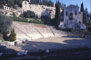 Il teatro romano di Verona sovrastano dall'ex convento di San Girolamo, sede del museo