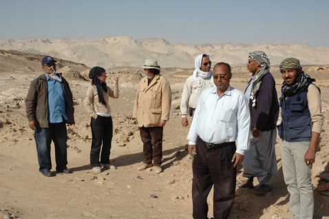 Corinna Rossi con Maurizio Zulian e autorità egiziane sul sito di Umm al-Dabadib