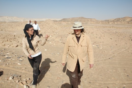 L'archeologa Corinna Rossi discute con Maurizio Zulian, conservatore onorario del museo Civico di Rovereto