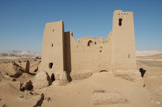 L'impressionante forte romano di Umm al-Dabadib che si staglia nel cielo per ben 12 metri (foto Maurizio Zulian)